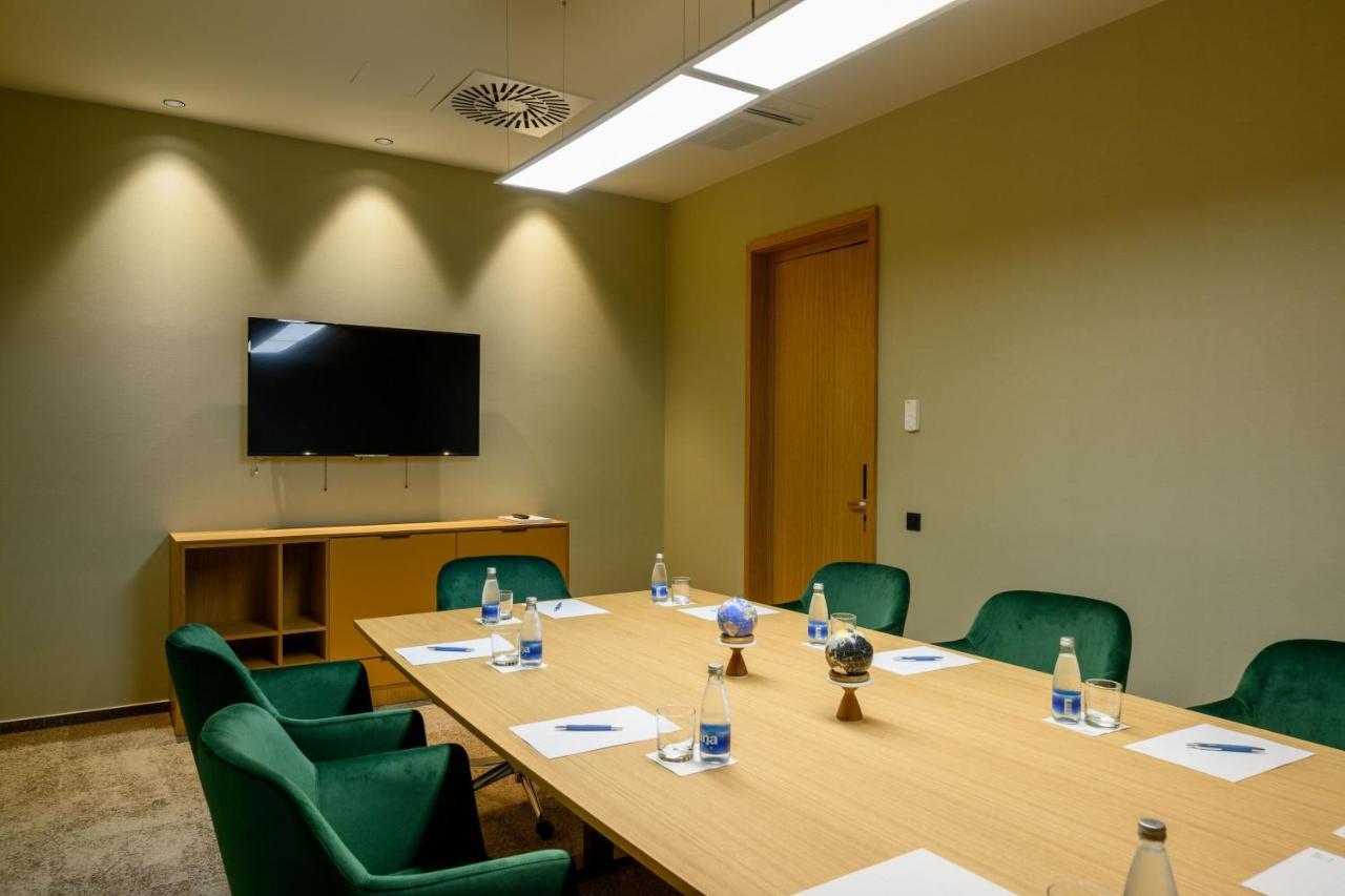 Hotel Four Points By Sheraton Mons 4*